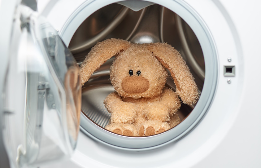 rabbit-toy-in-the-laundry (klein)
