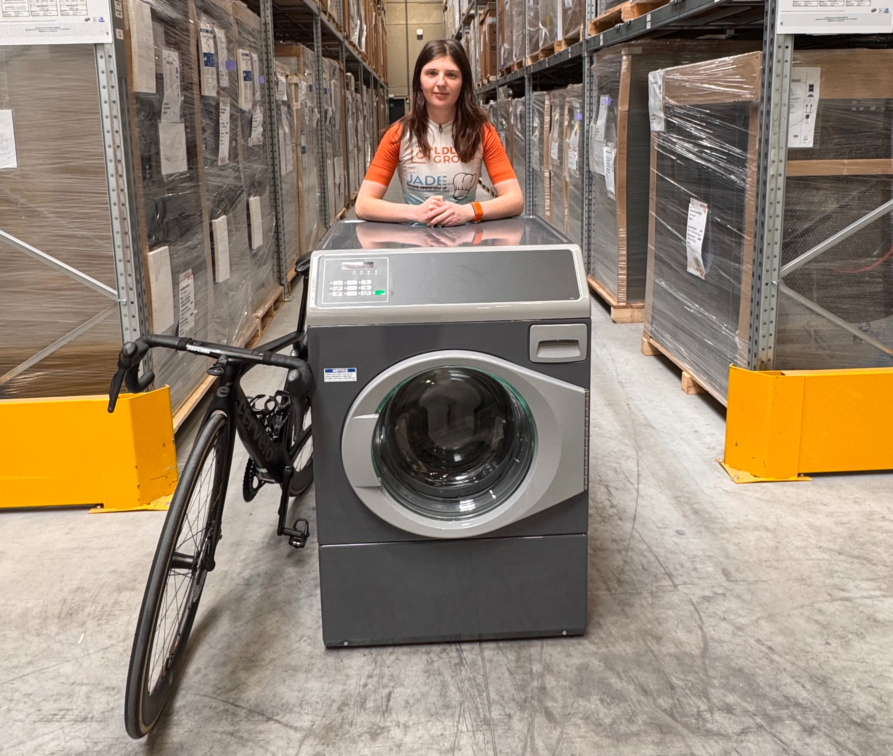 Lara Defour achter een machine